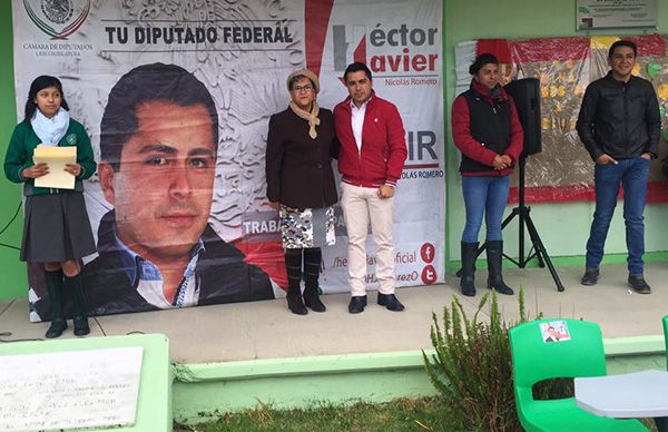 Diputado federal Héctor Javier entrega mobiliario escolar en San Miguel Hila