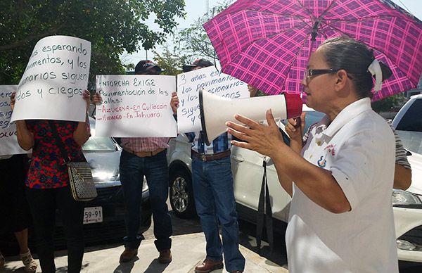 Antorchistas exigen pavimentación de calles