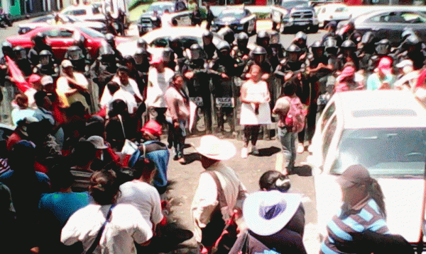 Agreden fuerzas policiacas a humildes grupos antorchistas