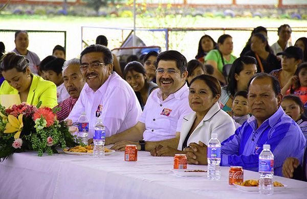 Con techumbre y computadoras,  Mov.Antorchista festeja a niños texcocanos