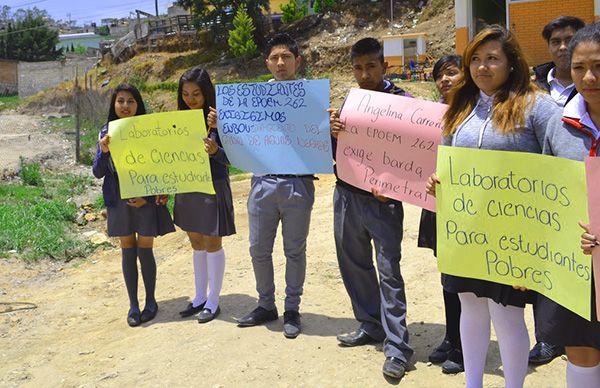 Alumnos estudian entre aguas negras