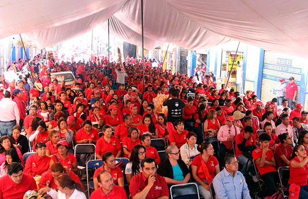 Día de los trabajadores: Marchan maestros en Puebla