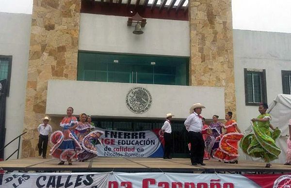 Se suman estudiantes a protesta contra alcaldesa de Nicolás Romero