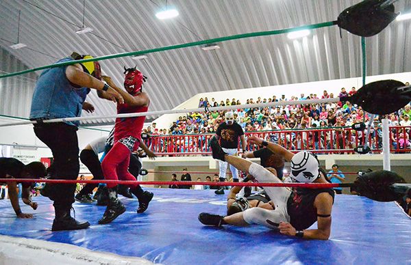 Festeja Chimalhuacán a niños con exhibición de lucha libre y encuentro cultural