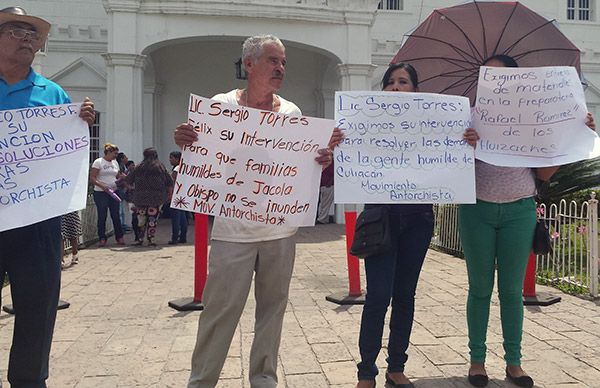 Antorchistas protestan con cadena humana