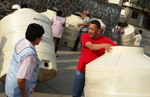 Consiguen habitantes de El Pueblito tinacos a bajo precio, en Zacapu