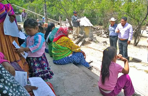 Educación para sacar a las comunidades del atraso y el olvido, propone Juan Santiago