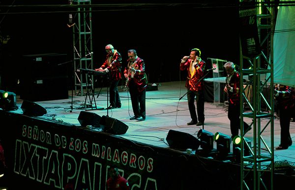 Miles de personas cantan y bailan en el tercer día de la Feria Ixtapaluca