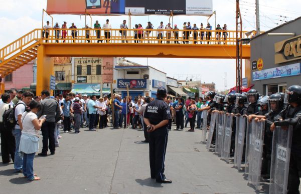 Se movilizan comerciantes ambulantes ante intento de desalojo y decomiso de mercancías.