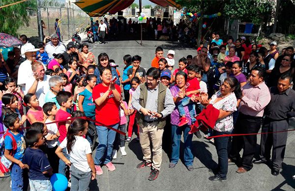 Inauguran vecinos pavimento en San Luis Huexotla