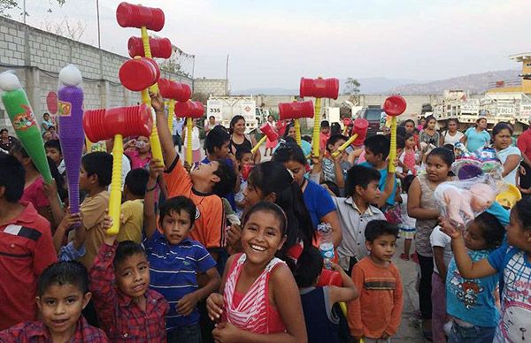 Festeja Antorcha a niños y madres de Tlapa de Comonfort