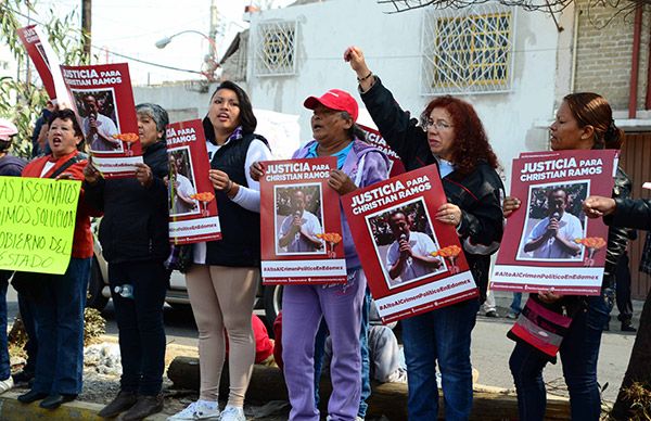 Asisten vecinos a funeral del líder antorchista