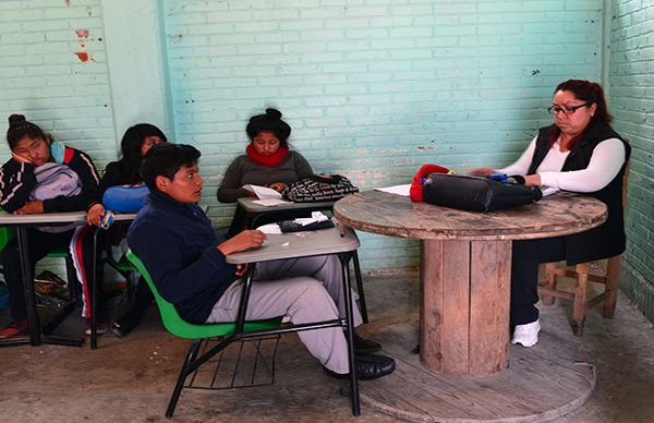 Siguen en plantón estudiantes en defensa de sus  derechos