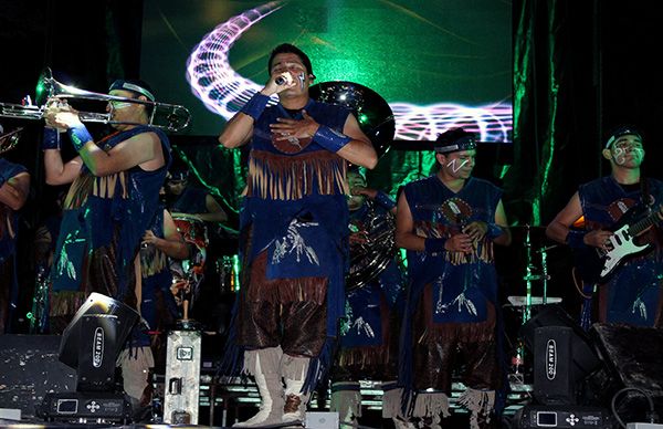 Con mariachi y banda le cantan al amor y al desamor