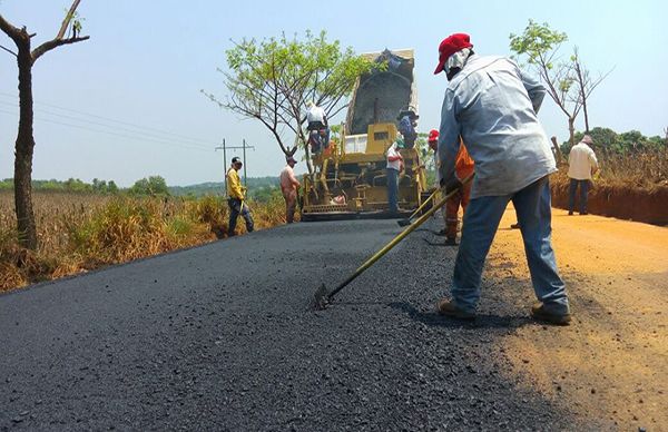 Se reanudan trabajos de asfaltados de caminos en Soteapan