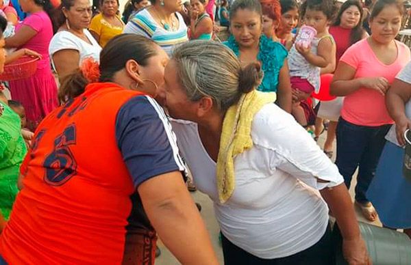 Con evento cultural festejan a madres de la colonia El Porvenir