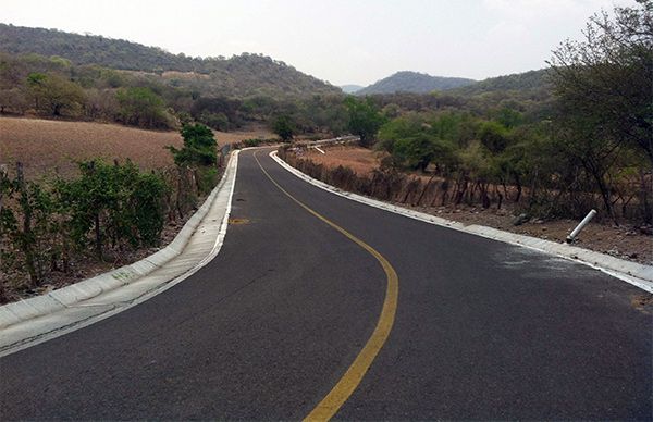 Inaugura Antorcha carretera en Colucan