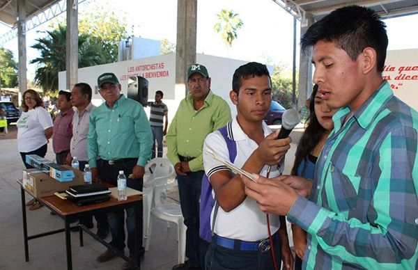 Entrega de proyector y material didáctico a estudiantes de Charay