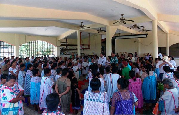 Artesanos de Xochistlahuaca reciben material para confeccionar hamacas