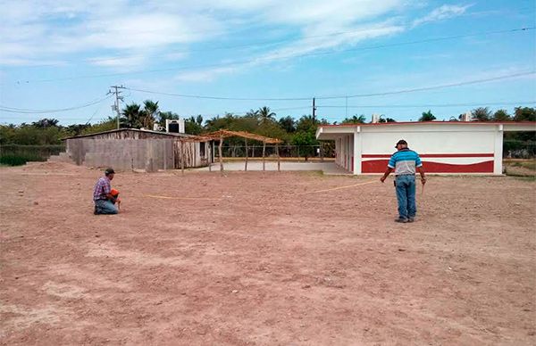 Avanza la construcción de cancha de usos múltiples en la preparatoria Felipe Bachomo de Charay