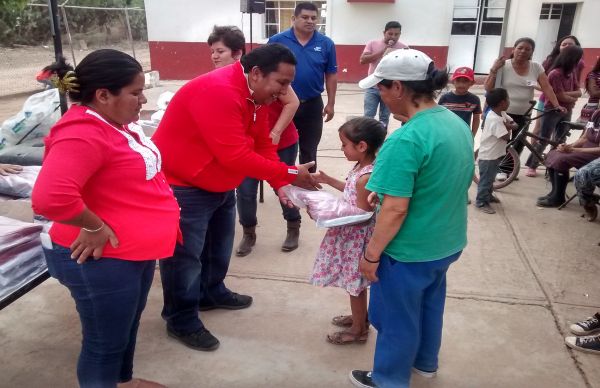 Entregan uniformes a educandos en Villa de Arriaga.