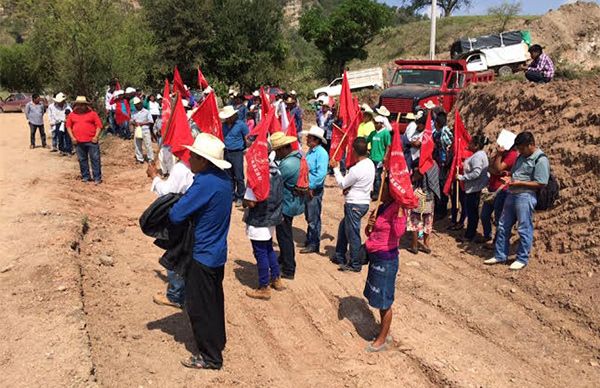 Inicia pavimentación del tramo Tres Lagunas- Totohuehuetlán