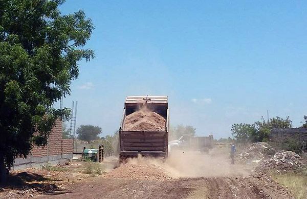 Arreglan calles en colonias antorchistas de Los Mochis