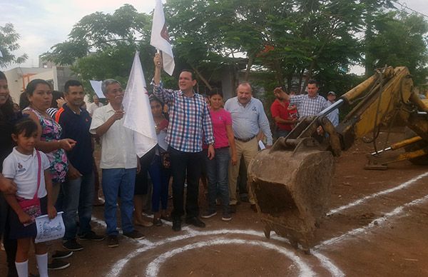 Dan banderazo de inicio a segunda etapa de drenaje sanitario en la colonia Unión Antorchista