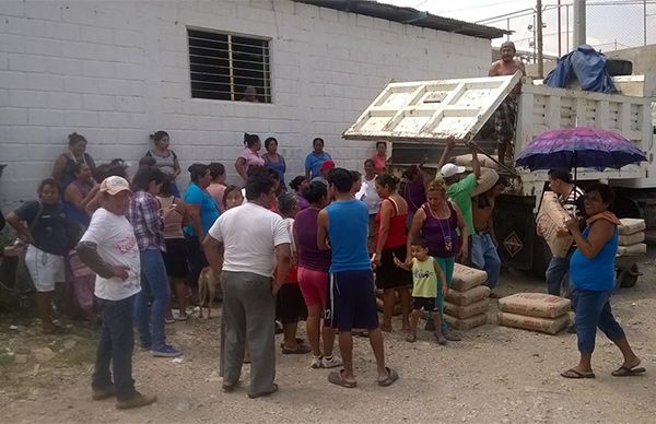 Entrega Antorcha paquetes de cemento a familias del Refugio