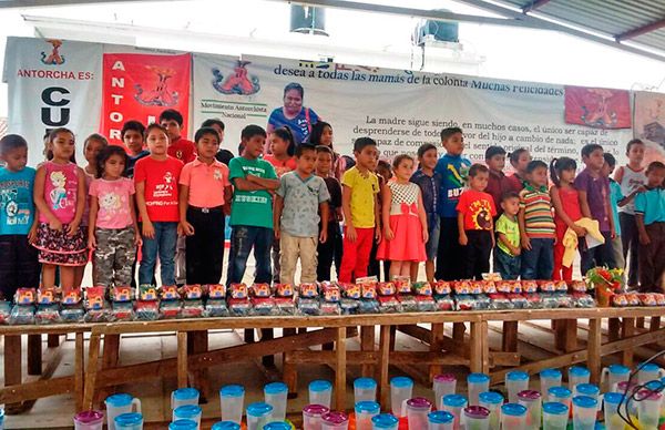 Festejan antorchistas también en Chontalpa a madres y niño