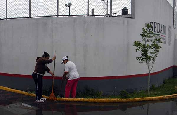 Realizan faena de limpieza en área deportiva Teoatl