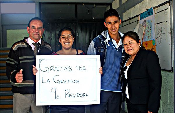 Camelia Domínguez Isidoro entrega mobiliario escolar y lentes a estudiantes