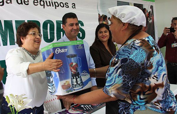 Entregan en Chimalhuacán mobiliario para comedores comunitarios