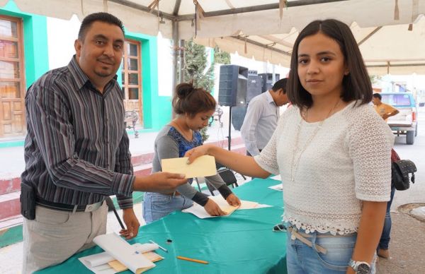 Arranca programa de becas a estudiantes universitarios en Villa de Ramos.