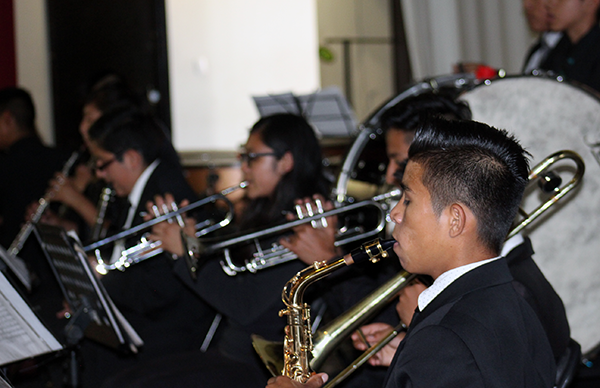 Se deleitan estudiantes con música clásica