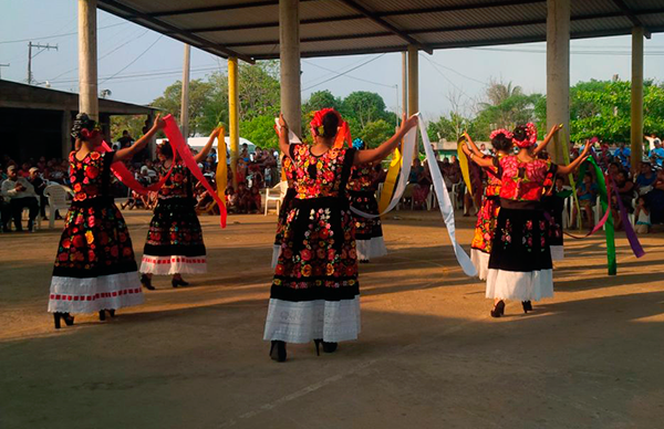 Antorcha  lleva  cultura  a pueblo  mixe 