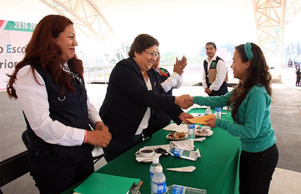 Chimalhuacán entrega becas a estudiantes de secundaria y media superior