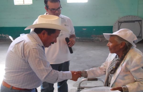 Entregan títulos de propiedad en Santo Domingo.