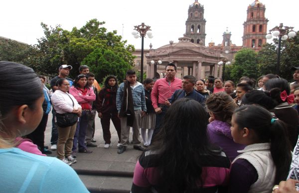 Padres de familia, maestros y alumnos solicitan al Gobierno del estado construcción de aulas