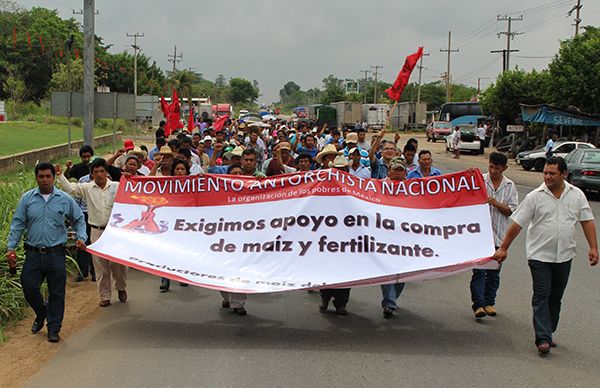 Marchan campesinos en demandas de apoyos al campo