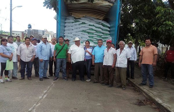 Antorcha logra fertilizante para campesinos de San Rafael