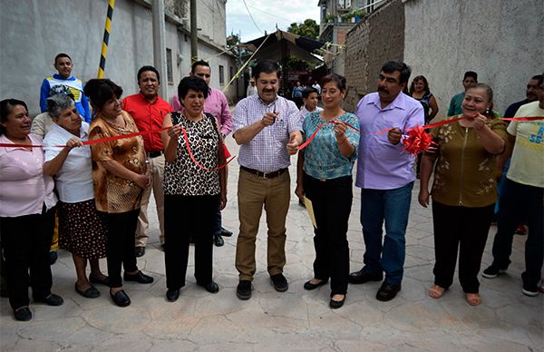 Estrenan pavimento habitantes de San Mateo Huexotla, Texcoco