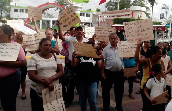 Protestan antorchistas en Palacio de Macuspana 