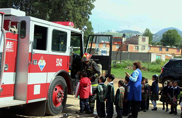 Estudiantes experimentan ser bomberos por un día