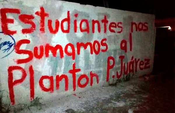 Estudiantes se suma a plantón antorchista en plaza Juárez