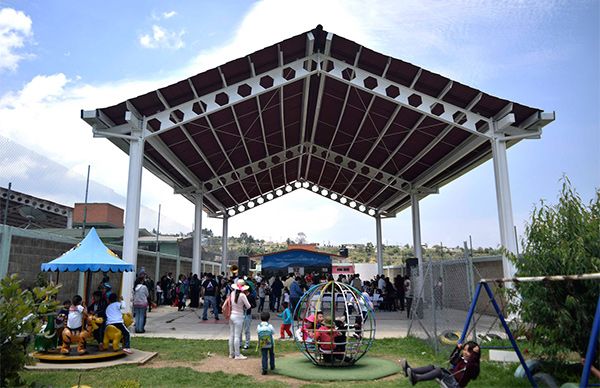 Alumnos de escuelas indígenas de Texcoco estrenan techumbre