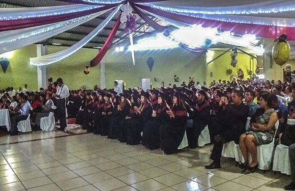 Escuela normal de Maravatío entrega 98 maestros comprometidos con su pueblo