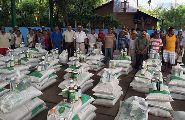 Inicia Antorcha entrega de fertilizante a campesinos de Quechultenango