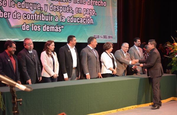 La ENCA ofrece a la sociedad 294 licenciados en educación.