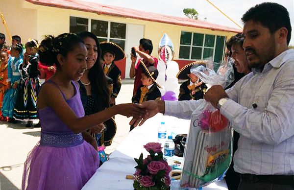 Por invitación de padres de familia, Antorcha apadrina primaria en Nopala